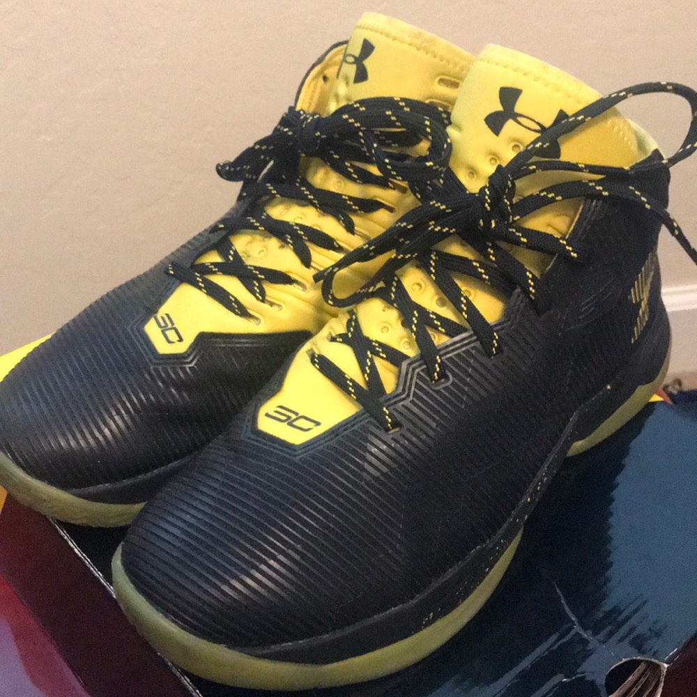 UA Under Armour GS CURRY 2.5 shoes 7Y (big boys)